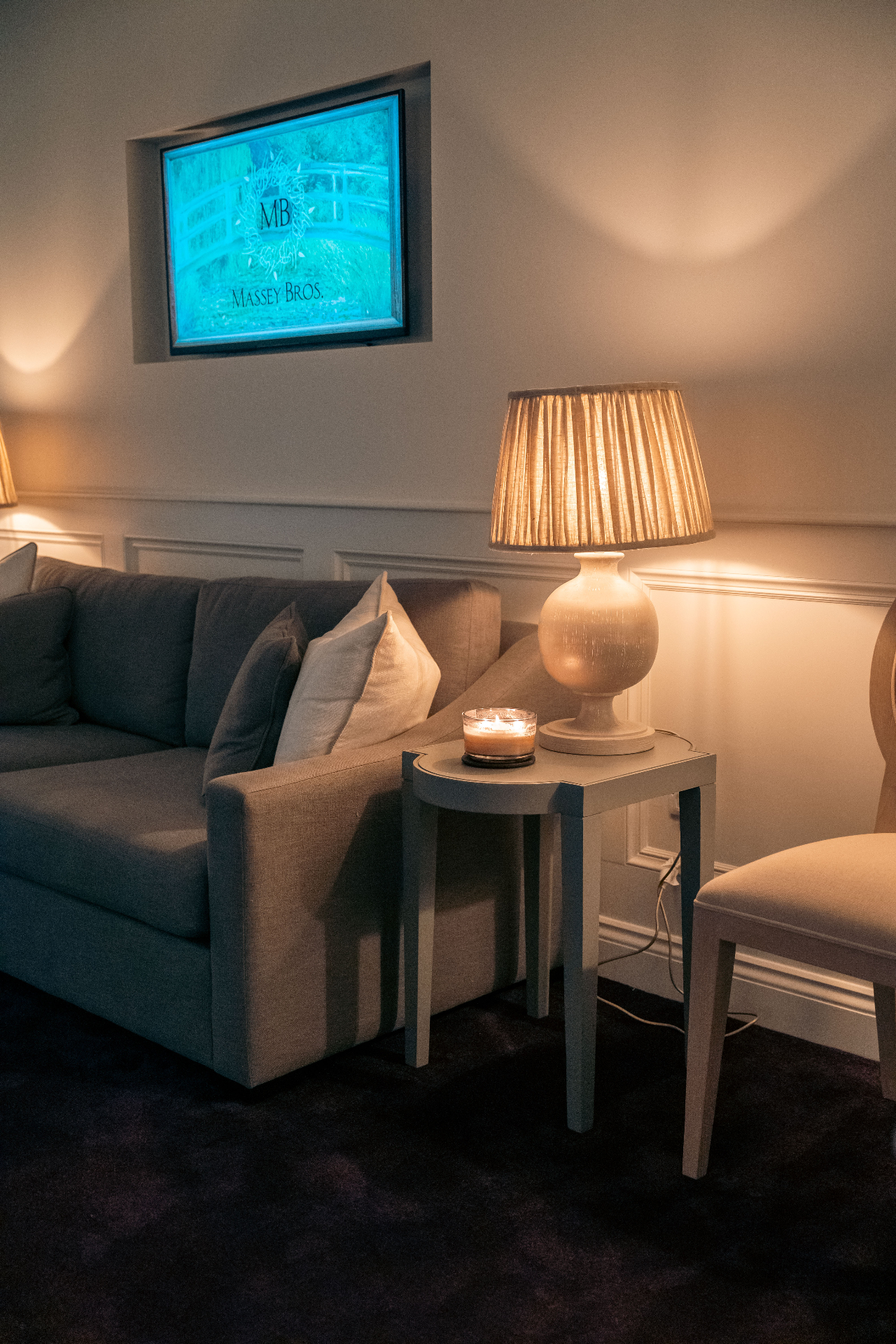 A calm corner with lamp light, seating and warm atmosphere